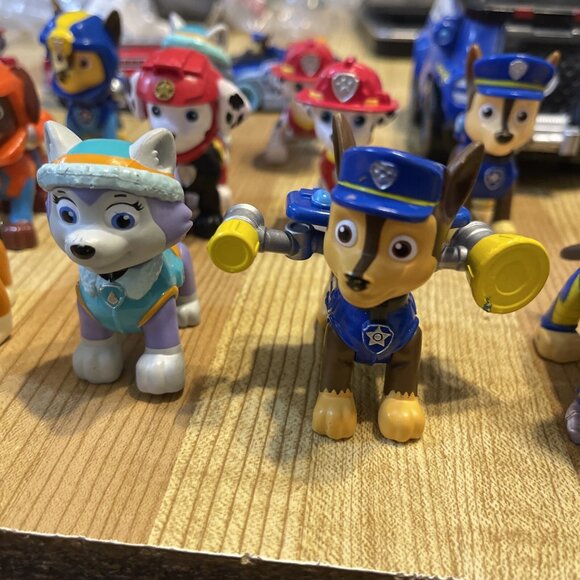 HUGE LOT 25 PAW PATROL VEHICLES and FIGURES Lot. - Picture 3 of 16
